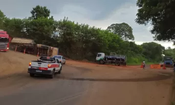 Motorista não percebe placa desvio e tomba carreta na PR-492, em Tamboara