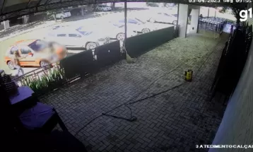 
Jovem é baleada próxima à delegacia pelo ex-companheiro, diz polícia; vítima estava indo registrar B.O contra suspeito 