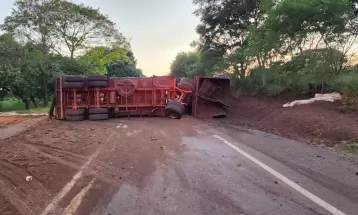 Carreta tomba e bloqueia meia pista da BR-323 entre Iporã e Cafezal do Sul