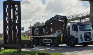 Passarela atingida por carreta na BR-116 permanece interditada em São José dos Pinhais