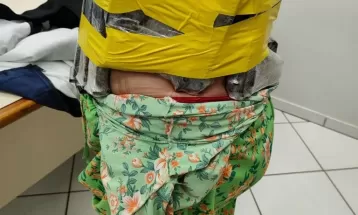 Mulher é presa na Ponte da Amizade com oito armas turcas amarradas ao corpo; FOTOS 
