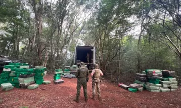 Polícia apreende cinco toneladas de maconha sendo carregada em caminhão, em Pato Bragado