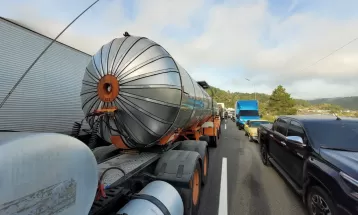 Motorista morre após caminhão tombar na BR-277, em Campina Grande do Sul, diz PRF