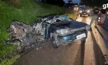Duas pessoas morrem em acidente entre carro e caminhão, em Cantagalo