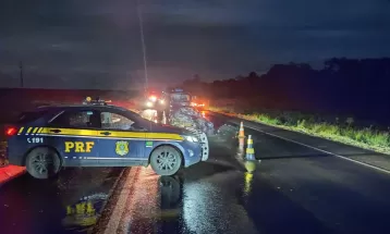 Duas pessoas morrem em acidente entre carro e caminhão na BR-373, em Candói