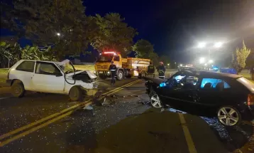 Idoso fica ferido após carros baterem de frente na PR-170, em Pinhão; motorista fugiu do local, diz PRE