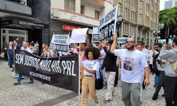 Familiares e amigos protestam contra morte de adolescente morto com tiro na cabeça durante abordagem da Guarda Municipal em Curitiba