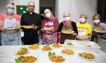 'Tem vezes que fico 3 dias sem comer', diz mulher em almoço solidário promovido pela igreja e voluntários em Curitiba
