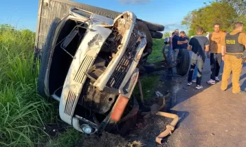 Motorista morre e 2 pessoas ficam feridas em acidente entre carro e caminhão na PR-317, em Santa Fé
