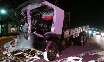 Uma pessoa fica gravemente ferida em acidente entre dois caminhões na PR-317, em Maringá