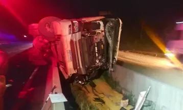 Motorista morre após caminhão tombar sobre mureta de concreto na BR-376, em Tibagi