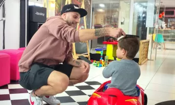 Barbeiro no Paraná humaniza trabalho para atender crianças com autismo: 'Sentimento enorme de gratidão', diz mãe de cliente