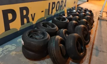150 pneus de origem estrangeira contrabandeados são apreendidos pela PRE após denúncia, em Iporã