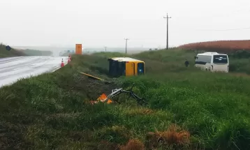 Passageiros de ônibus recebem alta após acidente na BR-277