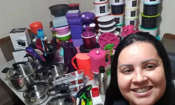 'Deixei de pagar algumas contas para comprar as panelas da Tupperware', diz fã que tem 500 produtos da marca que pode entrar em falência