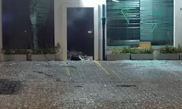 Ladrões invadem agência bancária e explodem caixa eletrônico em Umuarama, diz PM