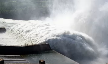 Comportas do vertedouro de Itaipu Binacional são reabertas após 12 dias fechadas; visitas turísticas ocorrem normalmente