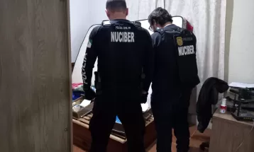 Azulejista é preso em Curitiba por armazenar fotos e vídeos de exploração sexual de crianças e adolescentes, diz polícia