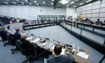 Justiça determina afastamento de dois vereadores de Maringá condenados por empregar parentes como assessores