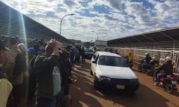 Ex-funcionários do lado paraguaio de Itaipu Binacional liberam trânsito da Ponte da Amizade após protesto