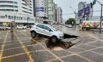 VÍDEO: Cratera se abre em avenida de Maringá e carro fica pendurado  