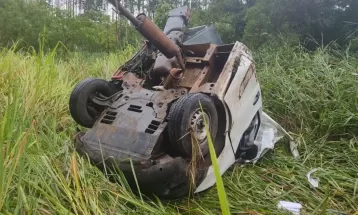Carro parte ao meio após batida frontal com caminhonete na PR-486 em Brasilândia do Sul