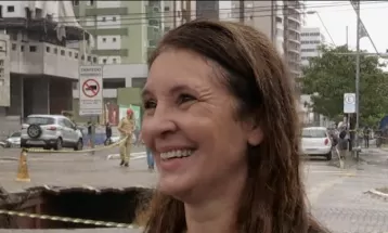 'Abri a porta e vi que tinha feito um buraco embaixo do pneu', diz motorista de carro que ficou pendurado após cratera se abrir em Maringá