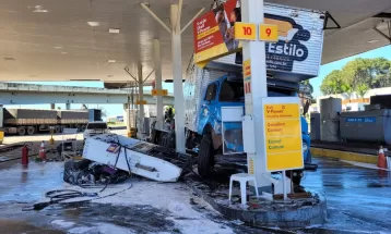 Caminhão desgovernado invade posto, atinge veículos e bate em bomba de combustível no Paraná