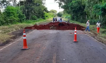 Cratera em trecho da PR-492 completa 48 dias, e DER diz não haver prazo para obra que pode liberar a rodovia