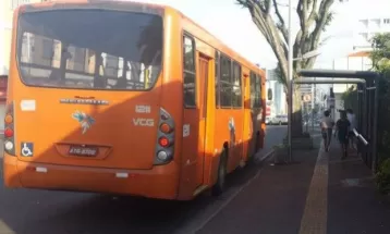 Pai é preso e filha apreendida por suspeita de roubo de R$ 19 e celular dentro de ônibus do transporte público de Ponta Grossa