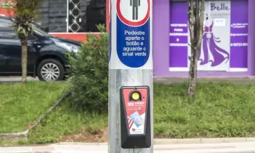 Prefeitura de Curitiba instala semáforos sonoros para travessia de pedestres; veja como utilizar