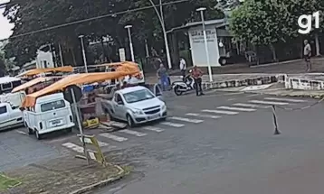 Idoso engata marcha ré por engano e bate em barraca de feirante em Goioerê; duas pessoas se feriram