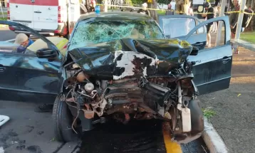 Cinco pessoas ficam feridas após carro bater contra árvore em frente à delegacia, em Maringá