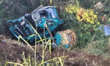 Moradores socorrem motorista de caminhão no momento em que veículo pegava fogo, dizem bombeiros