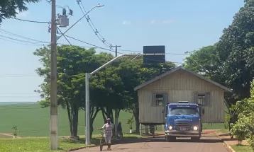 Caminhoneiro transporta casas inteiras há 45 anos no interior do Paraná: 'Já puxei mais de mil casas'