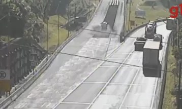 VÍDEO: dois caminhões perdem freio e usam área de escape da BR-376 em intervalo de 6 horas