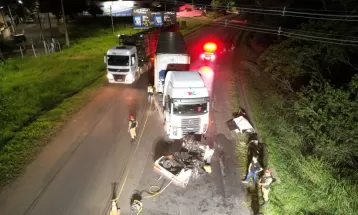 Três pessoas morrem em acidente frontal entre carro e caminhão na PR-218, em Joaquim Távora