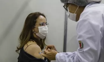 Curitiba convoca pessoas de 40 a 49 anos para vacina bivalente contra a Covid-19 e contra gripe