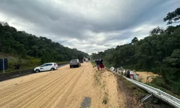Motorista morre após caminhão carregado com soja tombar na BR-376, em Ponta Grossa; pista foi interditada