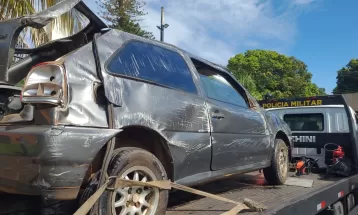 Motorista é ejetado para fora de carro e morre após capotar veículo durante perseguição policial na BR-376, diz PRF