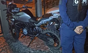 Adolescente é levado para delegacia após ser flagrado fazendo manobras perigosas em moto com placa clonada 