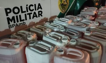 
Polícia apreende mais de mil litros de gasolina em 54 galões armazenados em pousada, em Icaraíma
