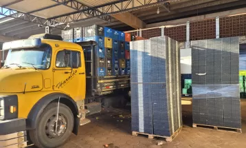 
Polícia Civil apreende 3,5 mil caixas plásticas em operação na Ceasa, em Londrina