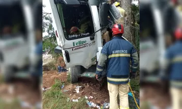 Motorista fica gravemente ferido após caminhão bater contra árvore na BR-476, em Tunas do Paraná