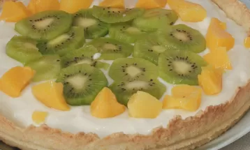 Saiba como preparar sobremesa com abacaxi, kiwi e pêssegos em calda 