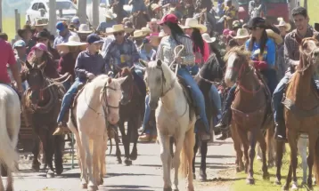 Cavalgada pelas ruas de Cafezal do Sul se firma como tradição familiar no interior do Paraná