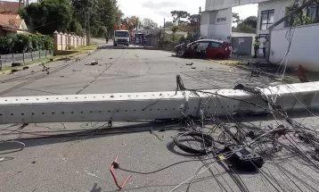 Carro derruba poste e deixa moradores sem luz em Curitiba; condutor fugiu