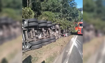 Motorista fica gravemente ferido após caminhão carregado com frangos para exportação tombar na PR-092