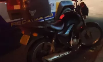 Moto com 249 infrações totalizando quase R$ 42 mil em multas é apreendida em Foz do Iguaçu 