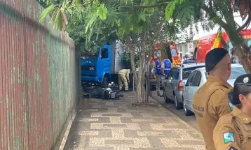 'Achei que tinha pegado a minha mãe', diz mulher que escapou de ser atingida por caminhão desgovernado em Londrina; uma pessoa morreu